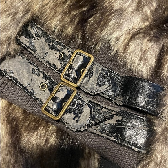 Candies Faux Fur Jacket in Brown and Tan pleather at side & back of neck peeling - Picture 6 of 8